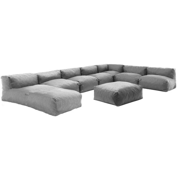 Modulares Lounge-Set in Grau, bestehend aus mehreren Sitzmodulen und einem Hocker, Textiloberfläche.
