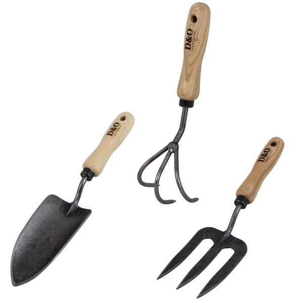 Gartengeräte-Set bestehend aus einer Schaufel, einem Grubber und einer Gartenforke mit Holzgriffen