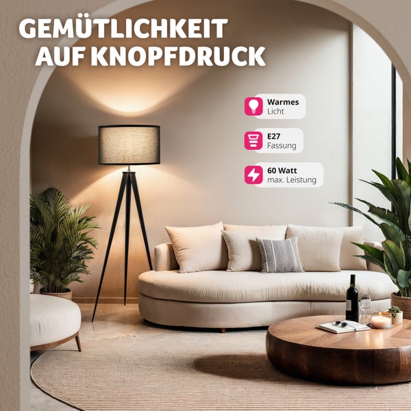 Wohnzimmer mit Stehlampe, Sofa und Tisch