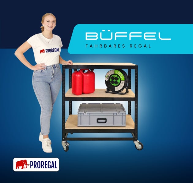 Fahrbares Regal Büffel mit drei Ebenen, Metallrahmen und Holzregalböden auf Rollen für Werkstatt und Lager. Proregal Logo.