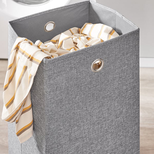 Grauer Wäschekorb mit Wäsche