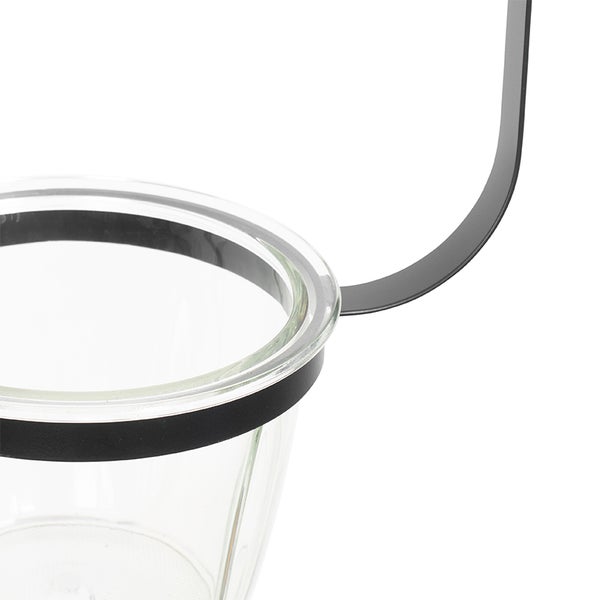 Detailansicht eines Glasbehälters mit schwarzer Halterung