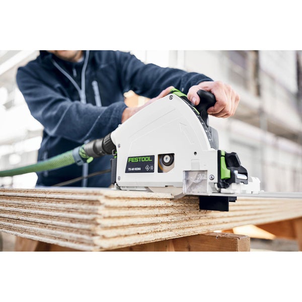 Eine Person benutzt eine Festool Tauchsäge TS 60 KEBQ zum Schneiden von Holzplatten.