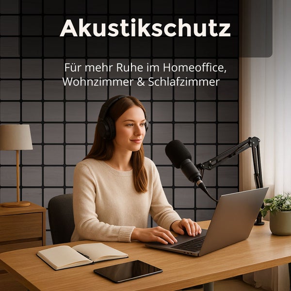 Frau im Homeoffice mit Kopfhörern und Mikrofon vor einer Wand mit quadratischen Akustikpaneelen für besseren Schallschutz.