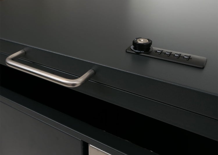 Detailansicht eines Werkzeugschranks mit Griff und Zahlenschloss