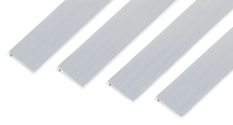 Vier U-Profile aus Aluminium für den Innenausbau.