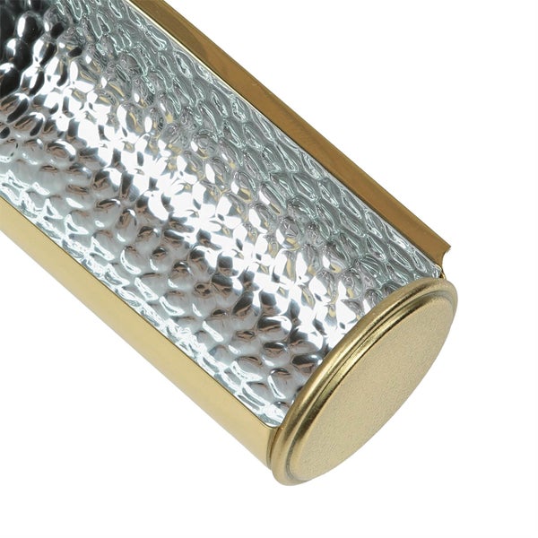 Detailaufnahme einer goldenen Wandleuchte mit strukturiertem Lampenschirm