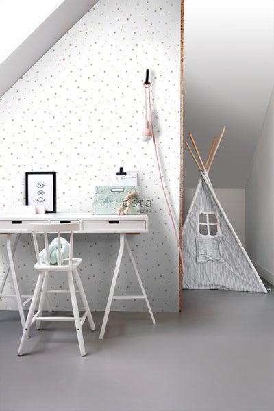 Kinderzimmer mit Schreibtisch, Stuhl, Spielzelt und Sternentapete