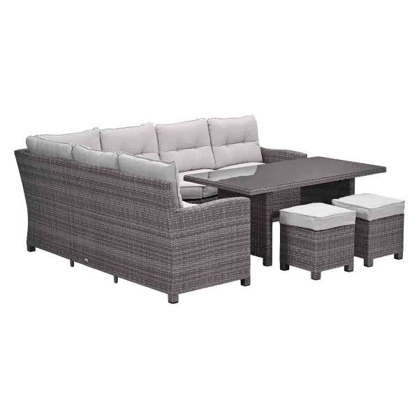 Lounge-Set aus grauem Polyrattan bestehend aus Ecksofa, Tisch mit Glasplatte und zwei Hockern inklusive hellen Polstern.