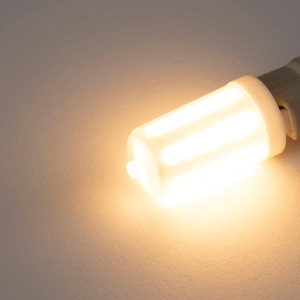 Leuchtende LED-Lampe mit warmweißem Licht in kompakter Zylinderform.