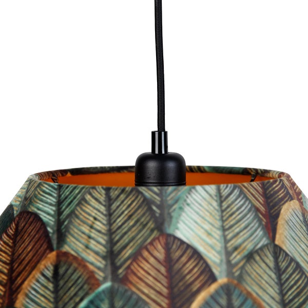 Nahaufnahme einer Pendelleuchte mit Stoffschirm im Blattmuster und schwarzer Lampenfassung.