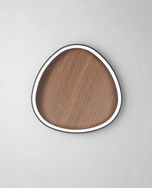LED Wandleuchte in asymmetrischer Kieselform mit Holzoptik und umlaufendem Lichtring.