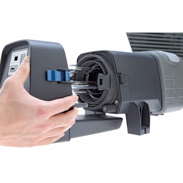 Hand beim Einsetzen oder Entnehmen der UVC-Einheit aus einem Teichfiltergehäuse.