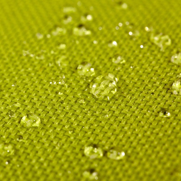 Nahaufnahme eines wasserabweisenden Gewebes mit Wassertropfen auf der Oberfläche.
