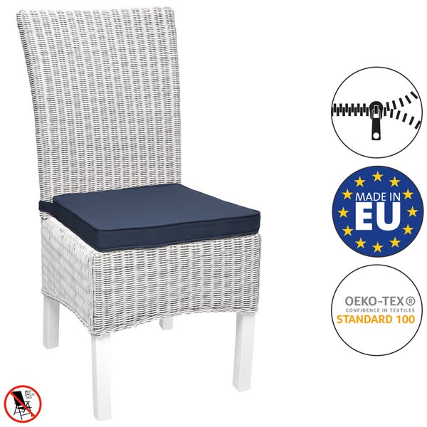 Dunkelblaues Sitzkissen auf weißem Korbstuhl mit Reißverschluss, hergestellt in der Europäischen Union und Oeko-Tex Standard 100 zertifiziert.