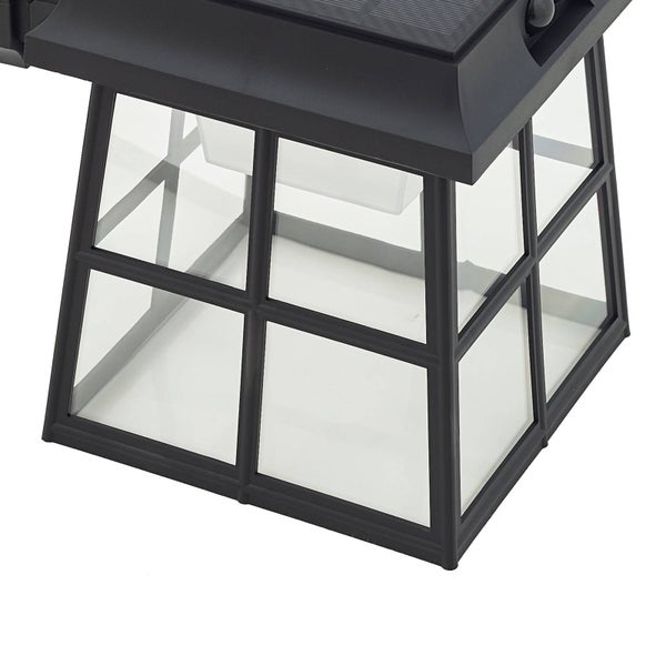 Nahaufnahme einer schwarzen Solar-Außenleuchte in Laternenform mit Glaseinsätzen und integriertem Solarpanel.