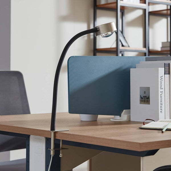 Schreibtisch mit Tischleuchte mit Klemme