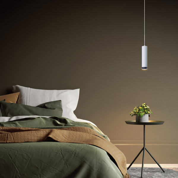 Schlafzimmer mit Bett, Beistelltisch, Zimmerpflanze und Hängeleuchte