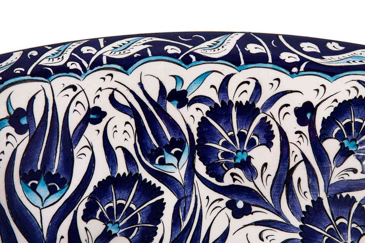 Detailaufnahme eines Keramikprodukts mit blau-weißem Blumenmuster