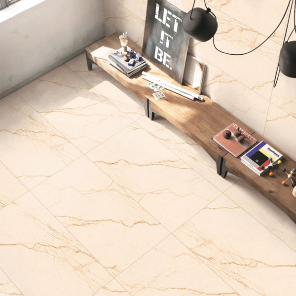 Heller Raum mit Bodenfliesen in Marmoroptik und Holzbank