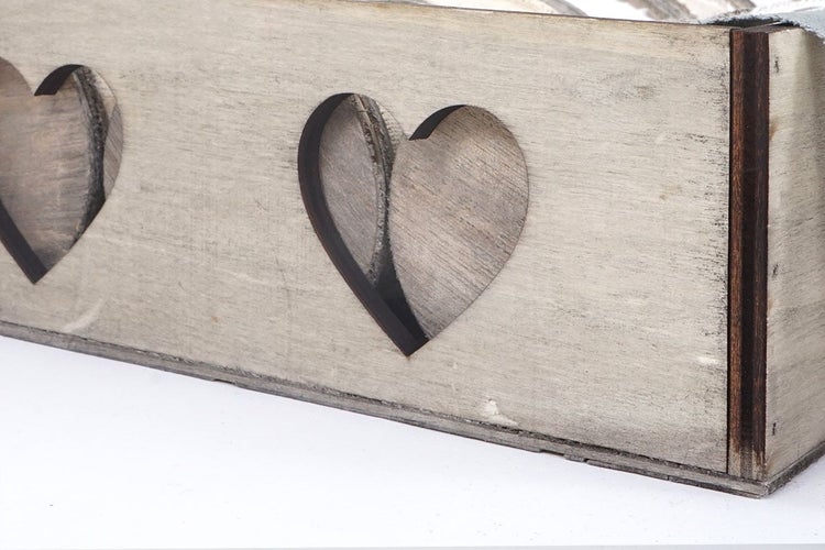 Holzkiste mit Herzform-Ausschnitten