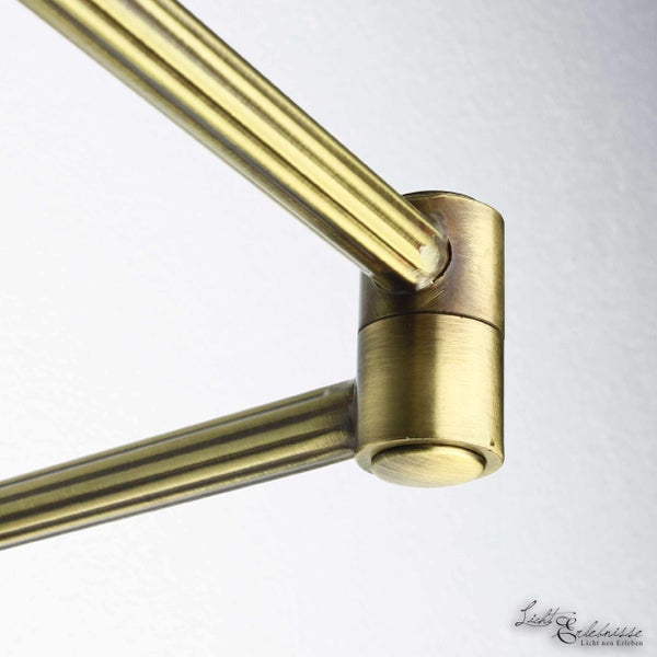 Detailaufnahme einer Lampe mit Gelenkarm