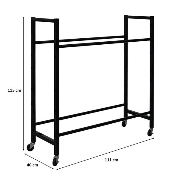 Dekorative Szene mit Pflanze, Dekoschild und Dekofigur auf Büchern
