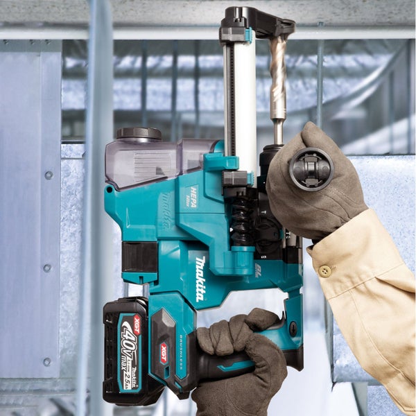 Makita Akku Bohrhammer mit Absaugvorrichtung und XGT 40 Volt Akku in Anwendung durch Handwerker mit Arbeitshandschuhen.