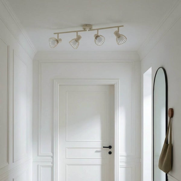 Deckenleuchte mit vier Strahlern im Flur