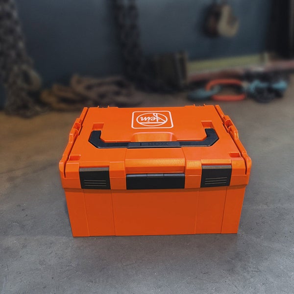Oranger Fein Werkzeugkoffer L-Boxx aus Kunststoff mit schwarzem Griff und Verschlüssen.