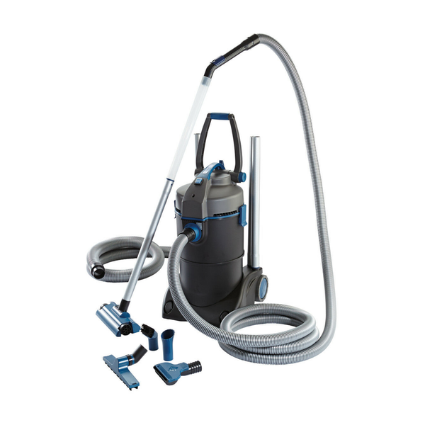 Nass-Trockensauger mit umfangreichem Zubehör, inklusive Saugschlauch, Verlängerungsrohr und verschiedenen Düsen für die Werkstatt.