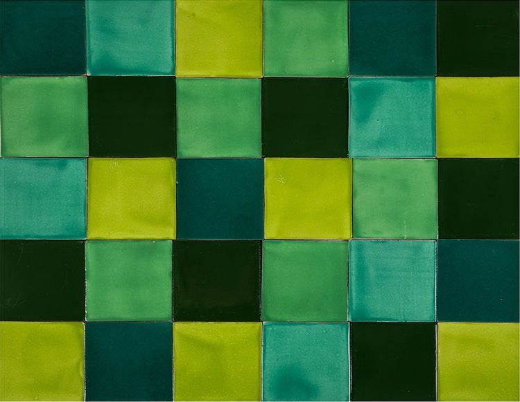 Fliesenmuster mit quadratischen Fliesen in verschiedenen Grüntönen