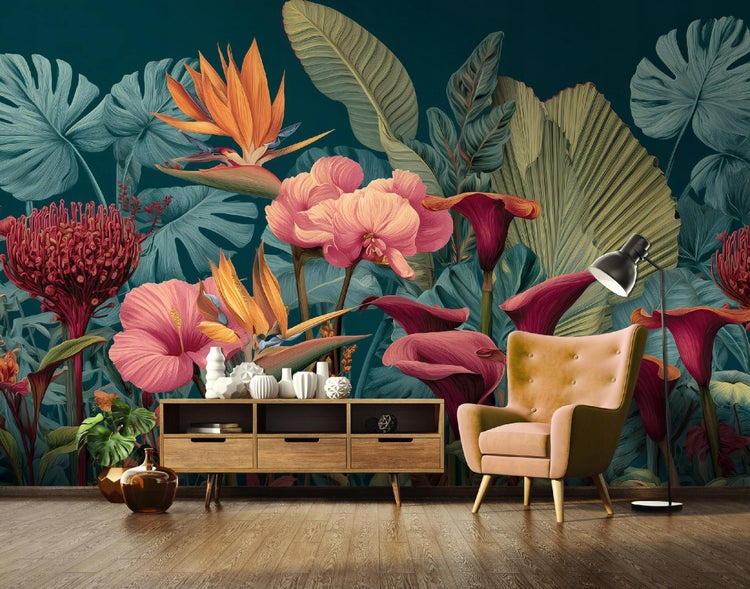 Wohnzimmer mit tropischer Fototapete mit Blumenmuster, Holzkommode, gepolstertem Sessel und Stehlampe auf einem Holzboden.