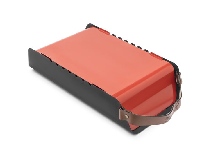 The Favilla FUMO mobiler Holzkohlegrill (48x25x11 cm) in Rot – 2-in-1 Grill mit Edelstahlrost & Spießhalterung – Inkl. Tragetasche für Camping & Balkon
