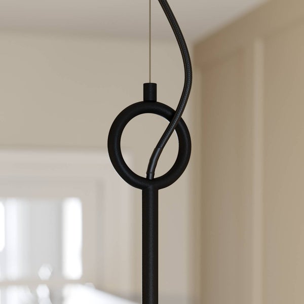 Detailaufnahme einer Hängelampe mit rundem Designelement und Textilkabel