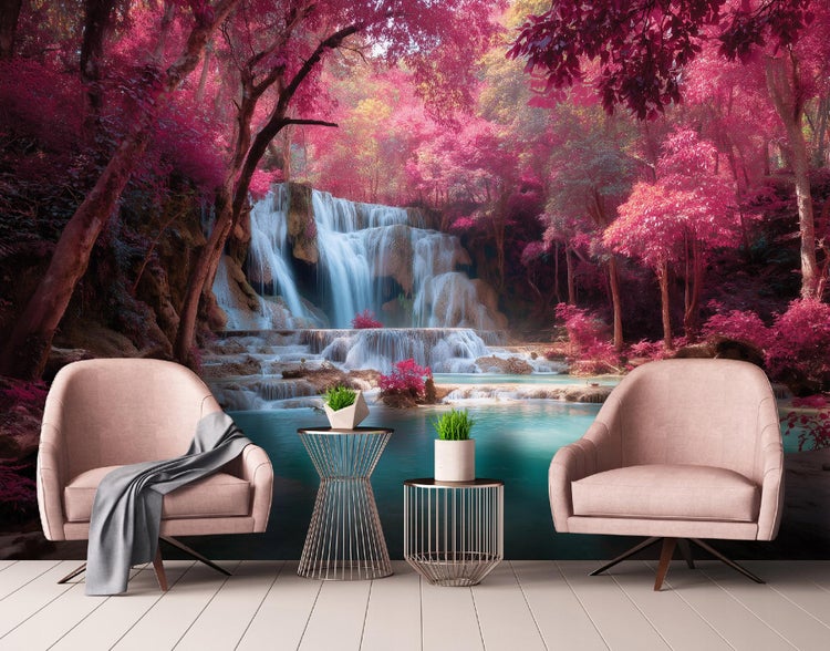 Fototapete mit Wasserfall in einem Wald mit rosa Laub, davor zwei moderne Sessel und Beistelltische in einem hellen Wohnraum.