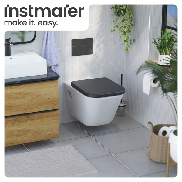 Modernes Badezimmer mit wandhängendem WC, Waschtisch und Holzschrank