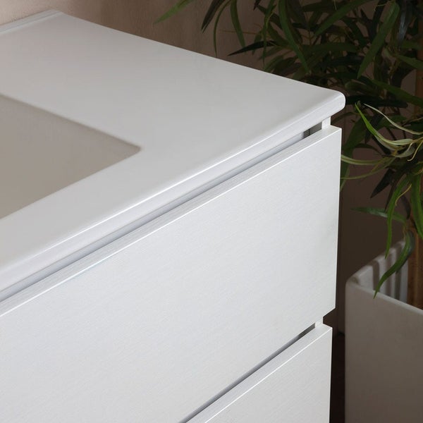 Detailaufnahme eines weißen Waschtischunterschranks im Badezimmer.