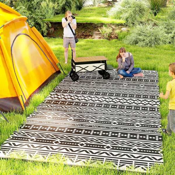Outsunny Outdoor Teppich robuster Wetterfest Outdoorteppich, faltbar Carpet mit Boho-Style, Outdoor-Teppich für Wohnzimmer Balkon Garten Terrasse Bad Flur Küche, 548 x 274 cm Schwarz+Weiß