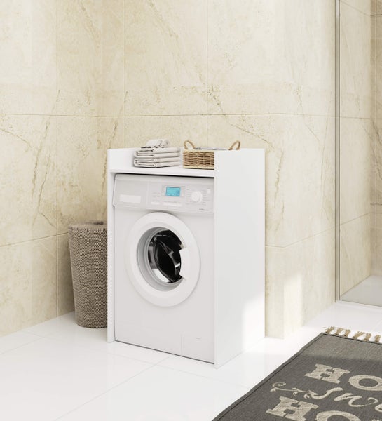 Badezimmer mit Waschmaschine, Wäschekorb und Badteppich