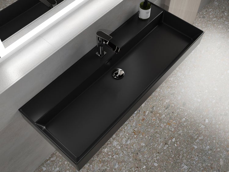 Schwarzes Waschbecken mit Armatur in einem Badezimmer