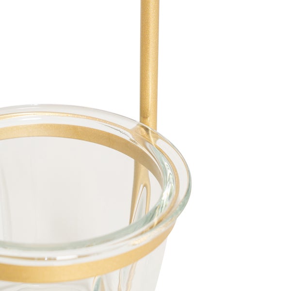 Detailaufnahme einer Glasvase mit Metallgestell