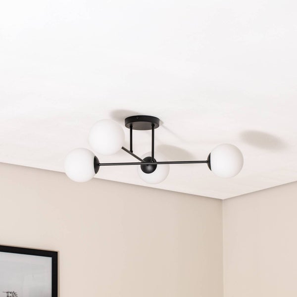 Deckenleuchte mit vier kugelförmigen Lampenschirmen und schwarzem Gestell