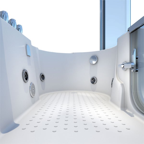 Innenansicht einer Walk-In Badewanne mit rutschfestem Boden, Massagedüsen und verchromten Armaturen.