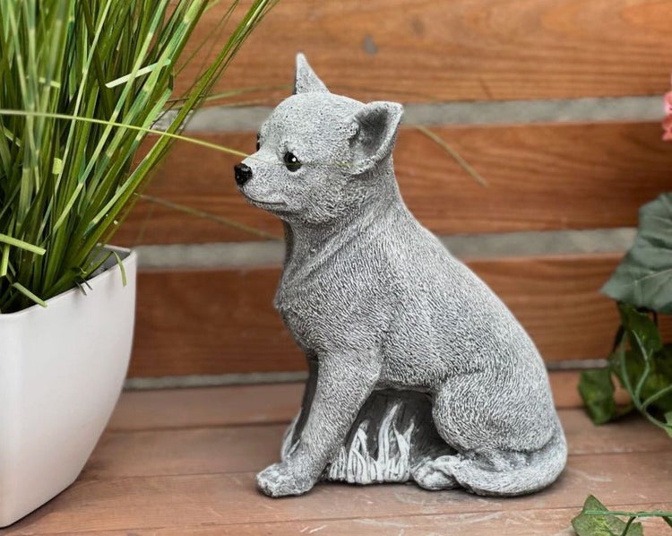 Gartenfigur in Form eines sitzenden Chihuahuas aus grauem Steinguss.