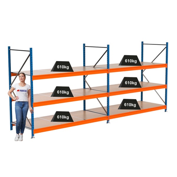 Lagerregal mit drei Ebenen, belastet mit Gewichten von 610 Kilogramm, mit einem Modell zur Demonstration der Größe.