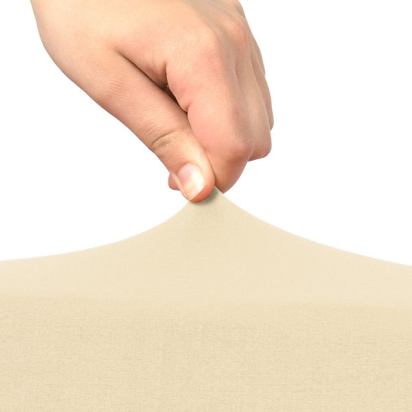 Nahaufnahme einer Hand, die an einem beigen Möbelbezug zieht, um dessen Dehnbarkeit zu demonstrieren