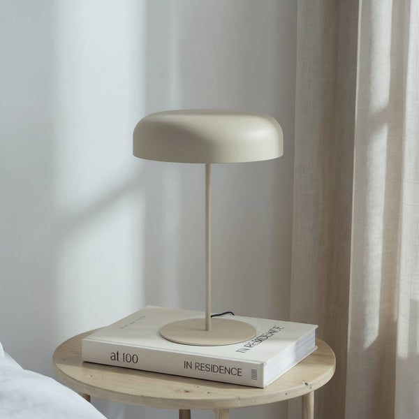 Tischleuchte auf einem Stapel Bücher auf einem Holztisch