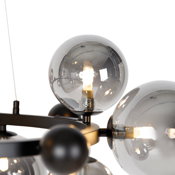 Detailansicht einer Deckenleuchte mit mehreren Glaskugeln und einer Metallhalterung