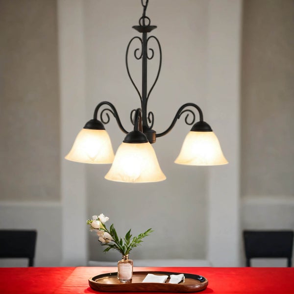 Hängelampe mit drei Leuchten und Blumenvase auf einem Tisch